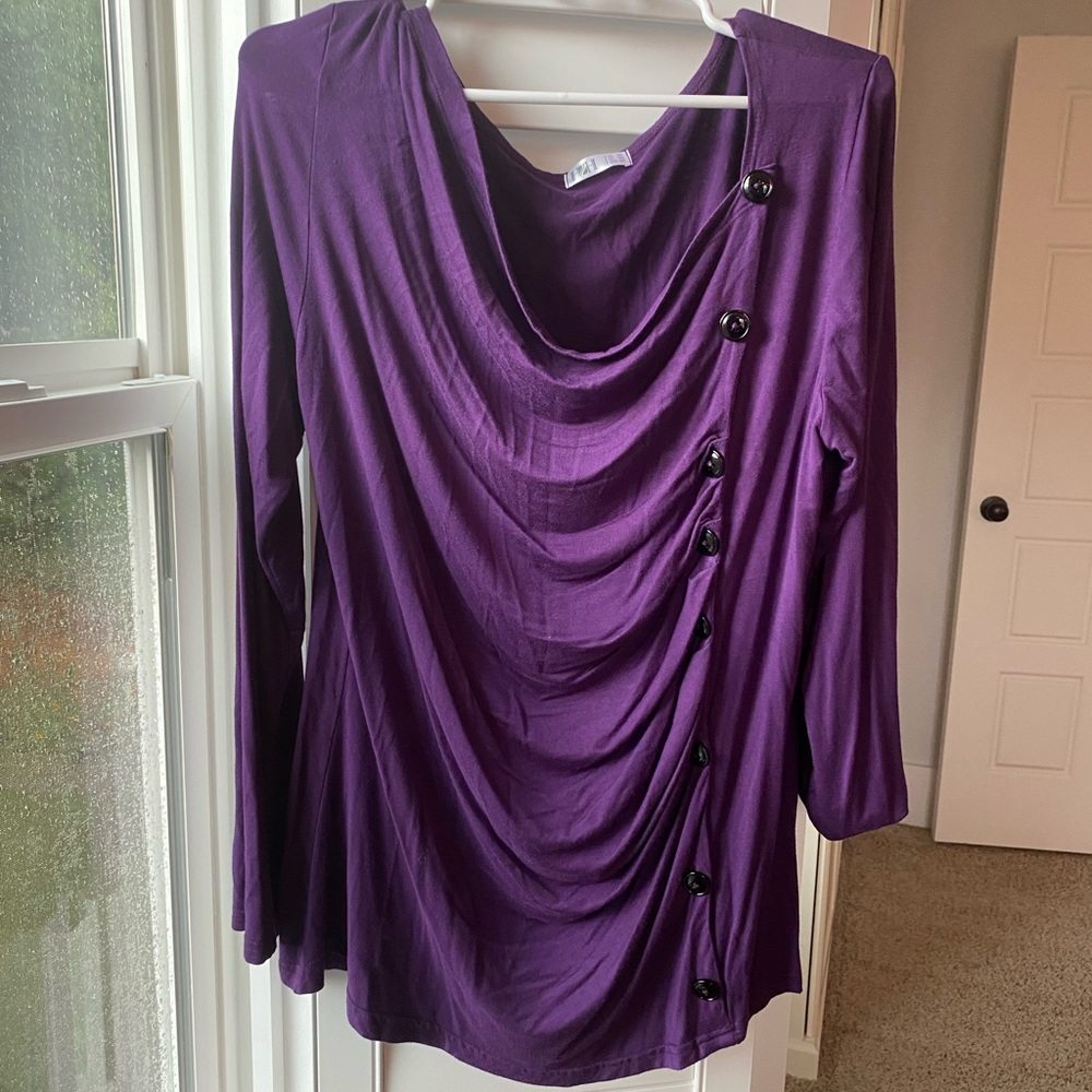 ⭐️⭐️Super cute and flattering top! 💜💜